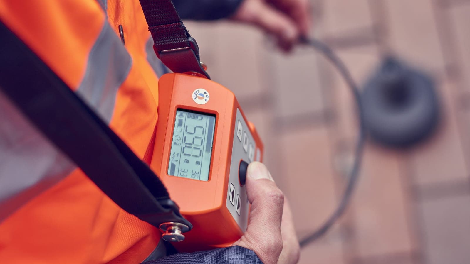 Técnico operando geofone eletrônico durante localização de vazamento oculto em Lajeado