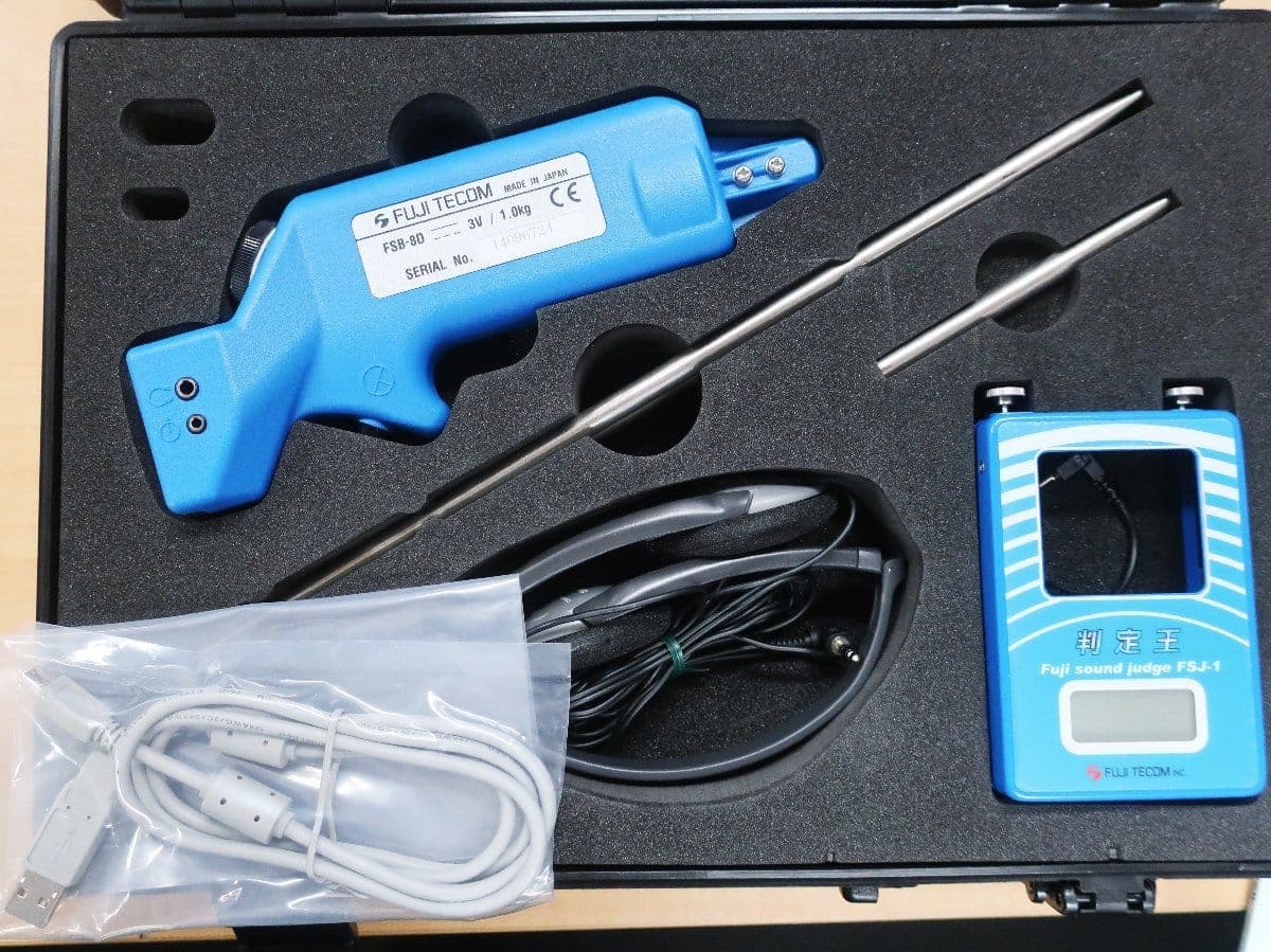 Maleta profissional com geofone eletrônico Fuji Tecom e sonda de solo usados na detecção de vazamentos